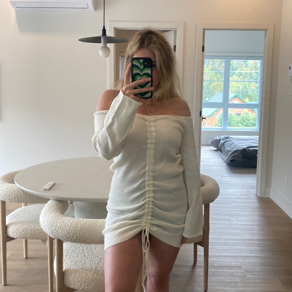 Off the shoulders knitted dress